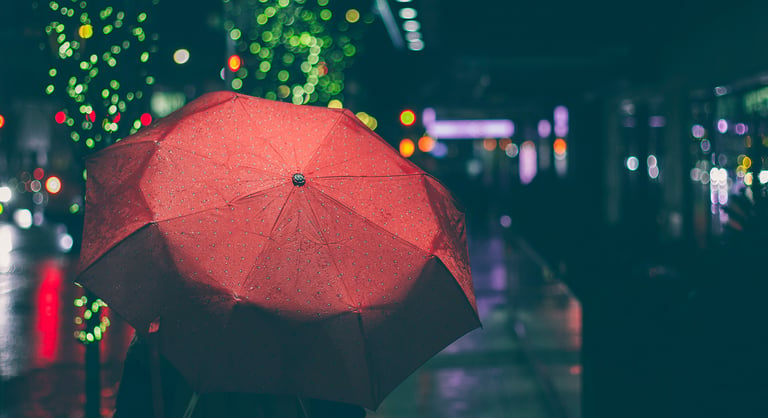 Bedruckte Regenschirme und Reisekoffer als Werbegeschenk